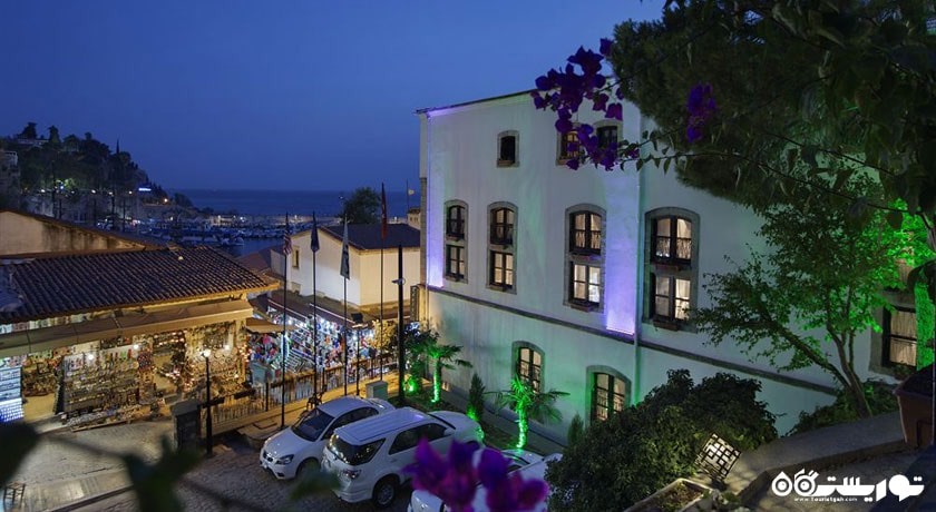 ساختمان هتل توتاو آدالیا در شب